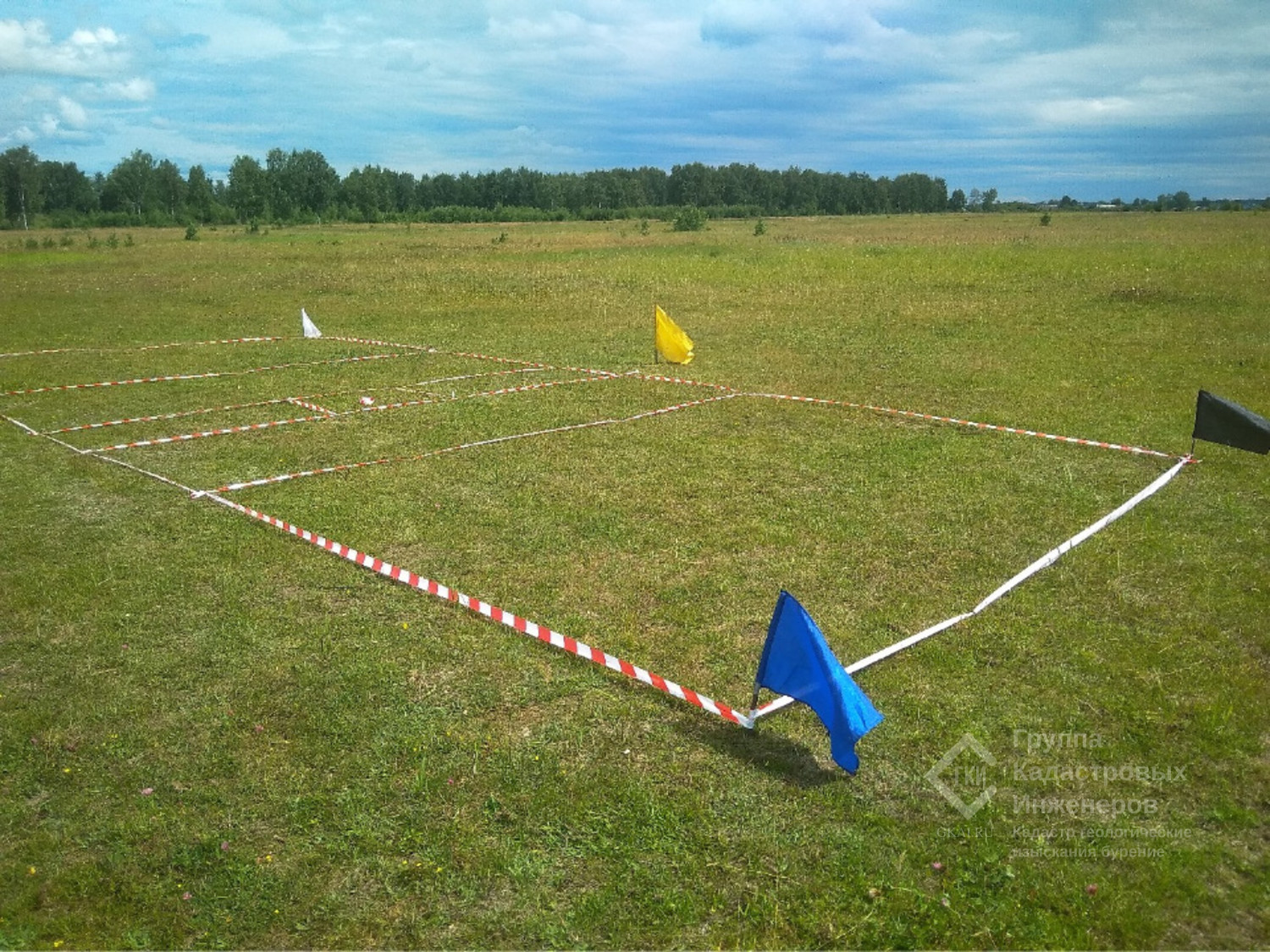 Восстановление границ земельного участка. Вынос границ в натуру. Верёвка для разметки участка. Вынос точек земельного участка. Колышки на земельном участке.